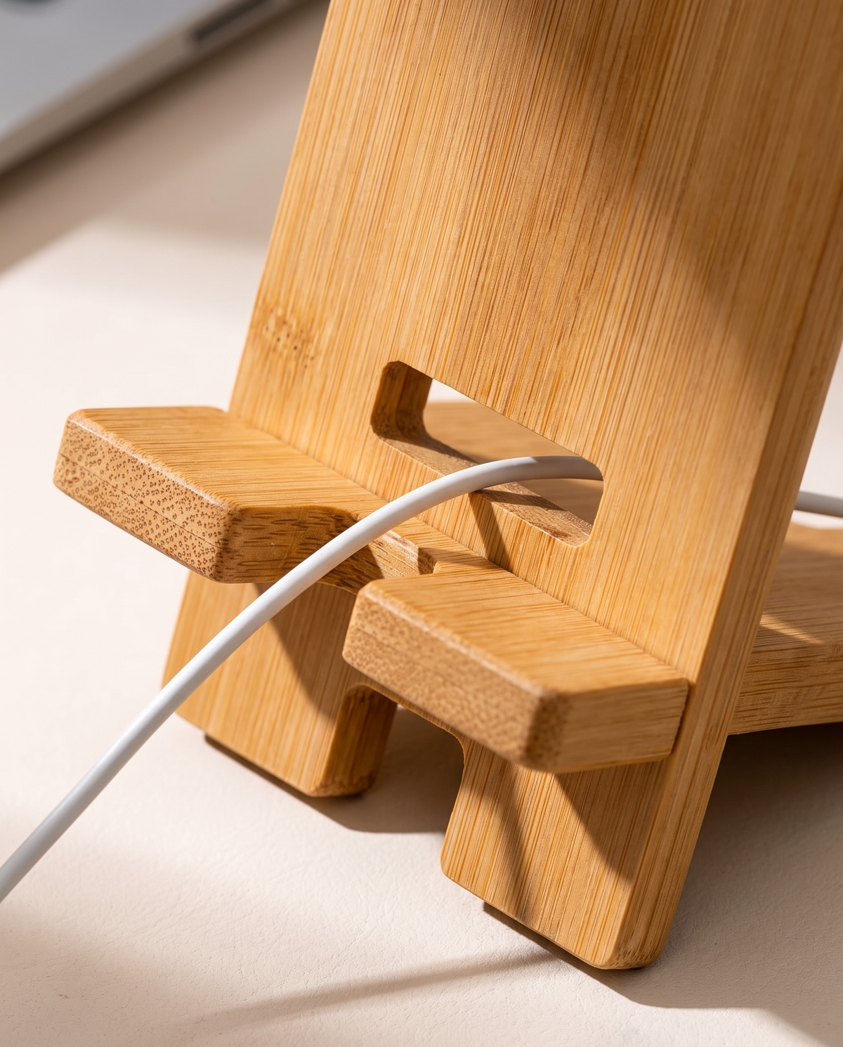 Detalle macro del nicho de carga y grano de madera del organizador de escritorio Vesta Home Hub