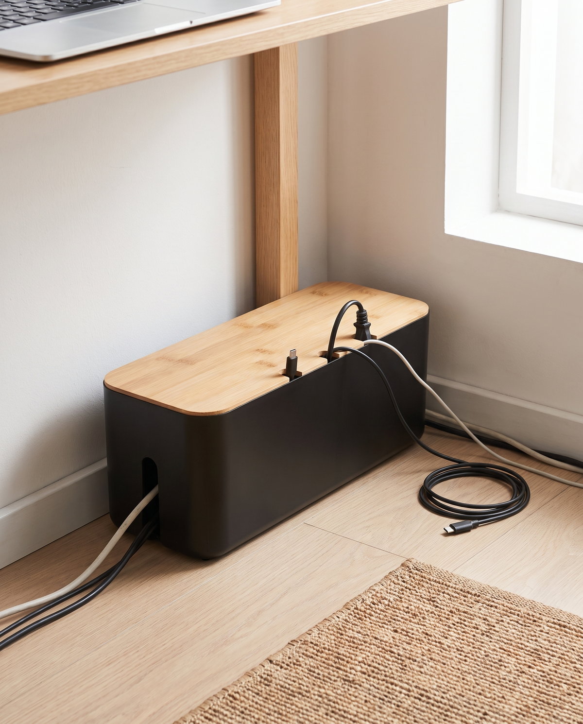 Rincón de home office minimalista con caja de cables negra grande Vesta Home Hub, vista amplia