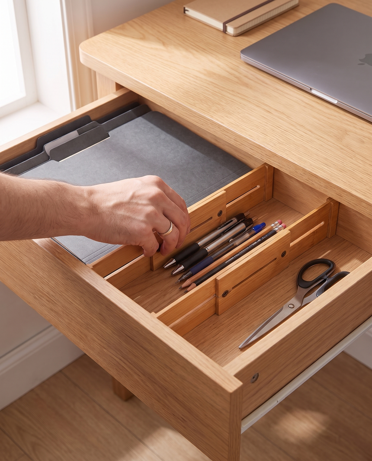 Separadores de cajón de bambú Vesta Home Hub organizando carpetas y plumas en cajón de oficina
