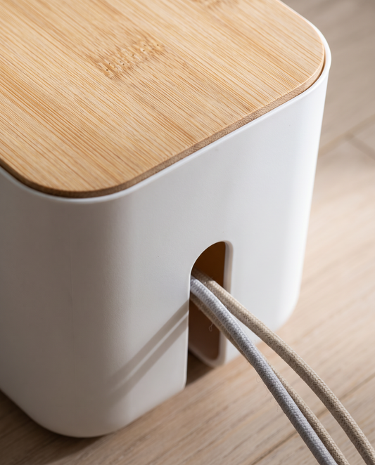 Detalle macro del grano de bambú blanco y la ranura ancha para cables, versión grande Vesta Home Hub