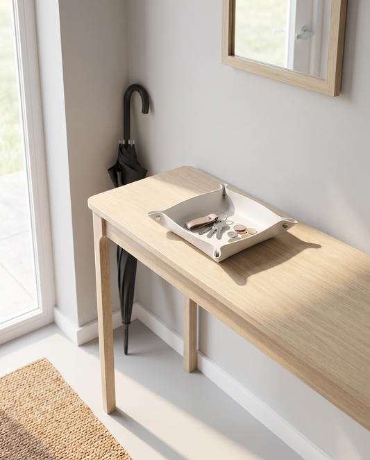 Entrada minimalista con bandeja de cuero blanca Vesta Home Hub sobre mesa consola, vista amplia