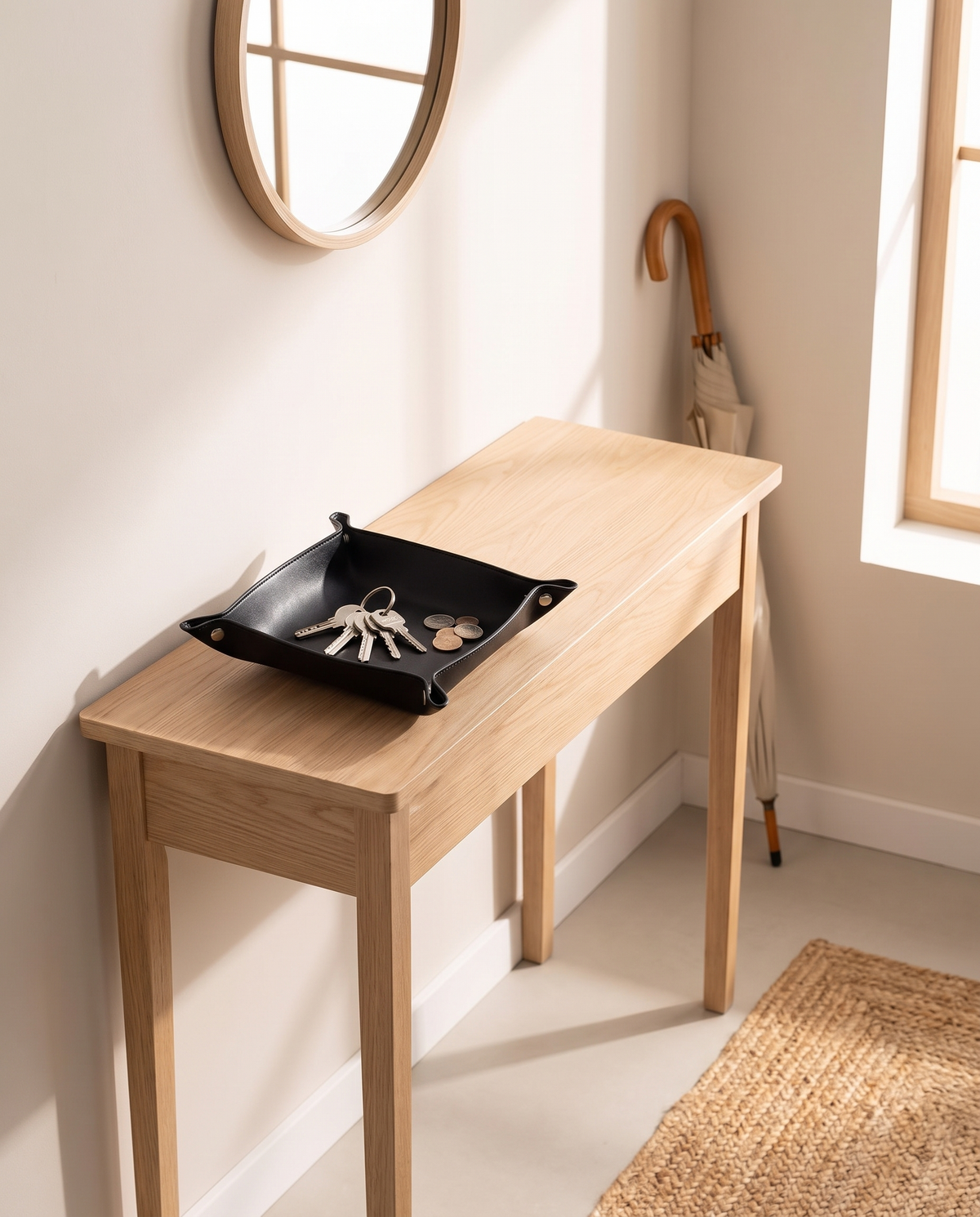 Entrada minimalista con bandeja de cuero negra Vesta Home Hub sobre mesa consola, vista amplia