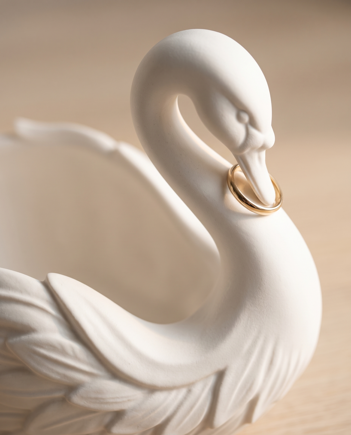 Detalle macro del cuello y textura del cisne blanco Vesta Home Hub